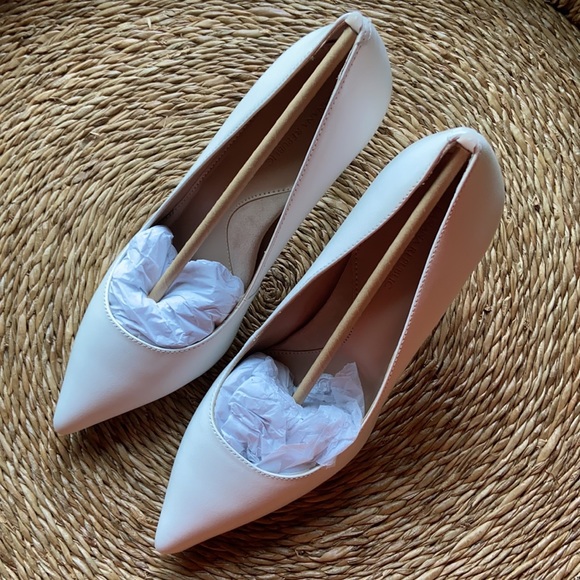 New banana republic white Madison pump heels - Picture 9 of 9